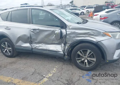 2016 Toyota Rav4 Xle z USA, uszkodzony, nr VIN 2T3WFREV2GW261539